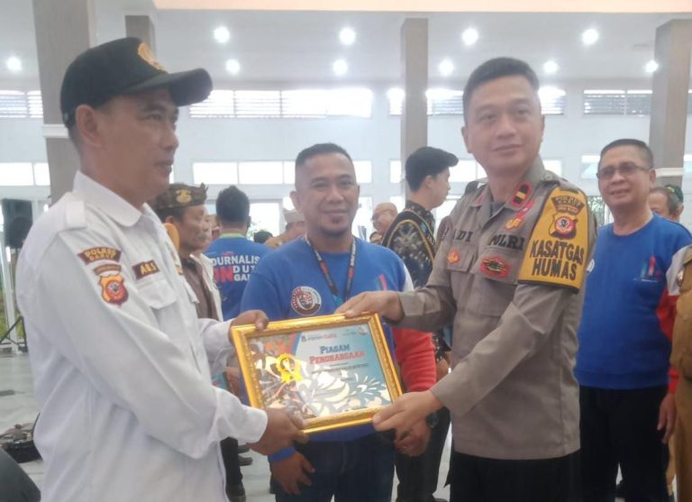 Berkat Berkontribusi dalam Berbagi Inspirasi dan Respons Kemanusiaan, Pokdarkamtibmas Sektor Cibatu Resort Garut Dianugerahi Piagam Penghargaan.