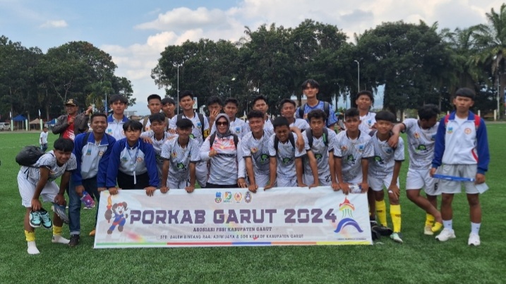 Tim Sepak Bola dari Kecamatan Bayongbong mengalahkan Tim Kecamatan Sukaresmi dalam babak penyisihan turnamen Porkab Garut 2024