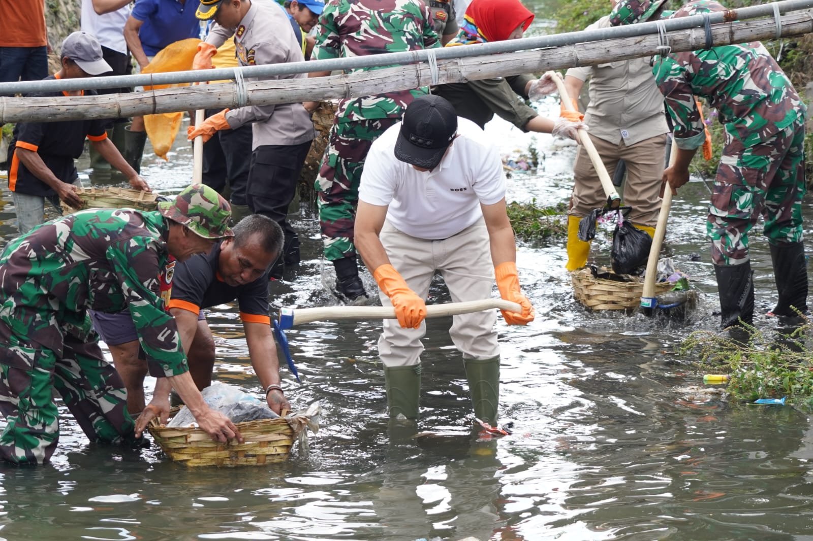 Hari Lingkungan Hidup Sedunia: Pj Bupati Garut Pimpin Aksi Bersih Sungai Cikendi