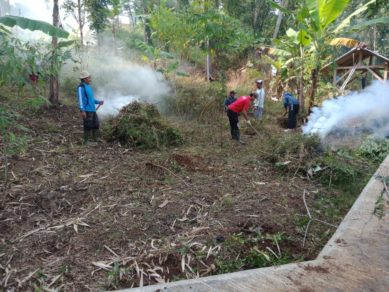 “Menyambut HUT RI ke-79: Warga Batugede Desa Sukamanah Bergotong Royong Bersihkan Makam Umum”