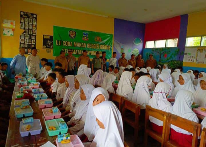 “Koramil Bayongbong dan Forkopimcam Uji Coba Program Makan Bergizi Gratis untuk Siswa SDN Ciela Garut”