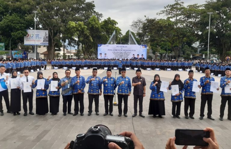 200 CPNS Dan 1800 PPPK Di Lantik Oleh Bupati Garut Di Lapangan Alun Alun Garut