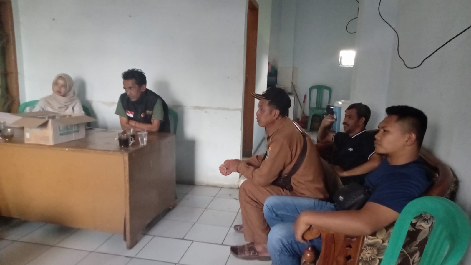 musyawarah di kantor Desa Mekarsari antara pengurus BUMDes, Kepala Desa, Bhabinkamtibmas, Babinsa, BPD dan pengawas BUMDes. di musyawarah ini dana BUMDes telah dikembalikan ke rekening BUMDes