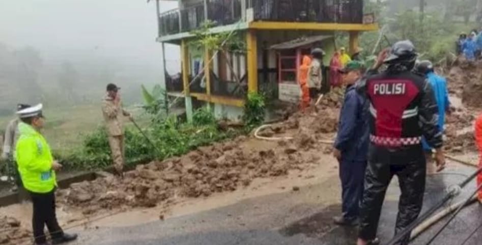 Diakibatkan Hujan Deras Akses Jalan Garut Tasik Tidak Bisa Dilalui