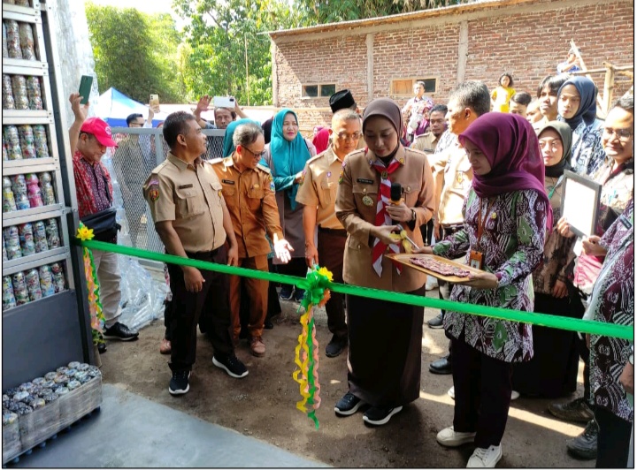 Wujud Kolaborasi Inovasi untuk Ekonomi Sirkular Warga, Unpar bersama KPM PKH Desa Mekargalih dan KSM Binangkit Resmikan Bank Sampah Ecobrick