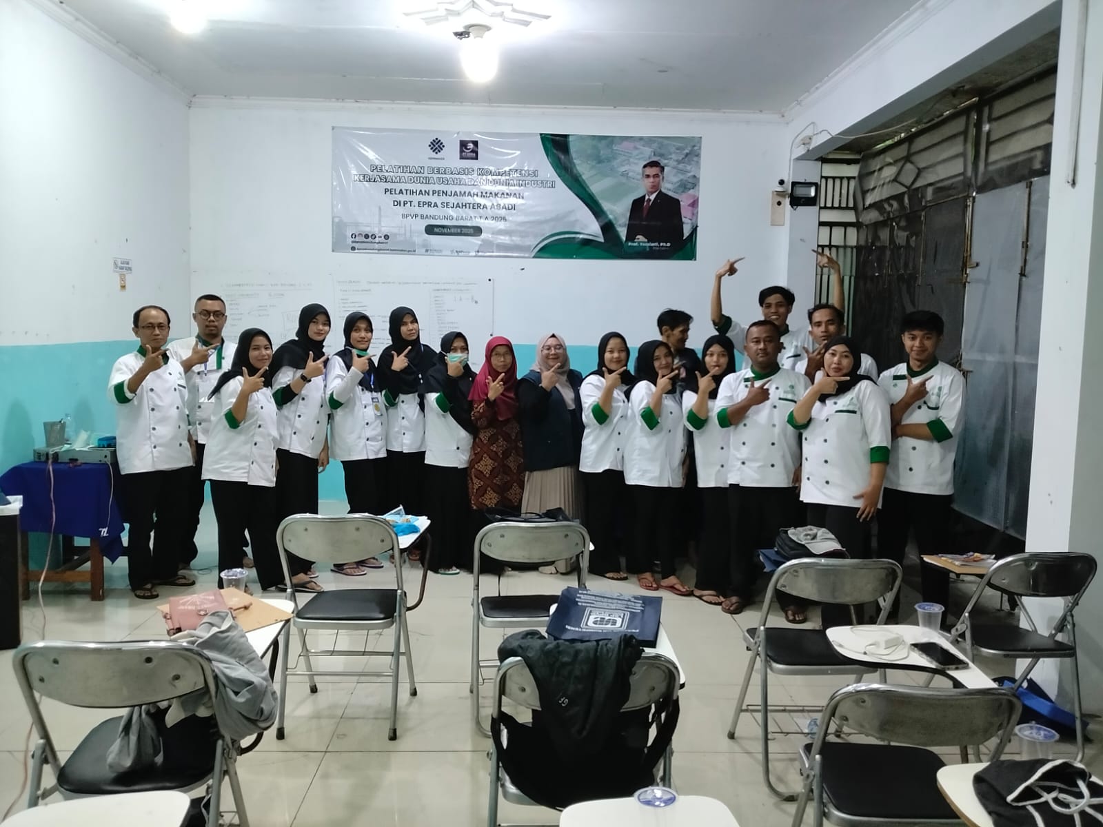 Memperkuat Keamanan Pangan : Relawan MBG Mekarsari Garut Ikuti Pelatihan Penjamah Makanan Berkolaborasi Dengan BPVP Kemnaker