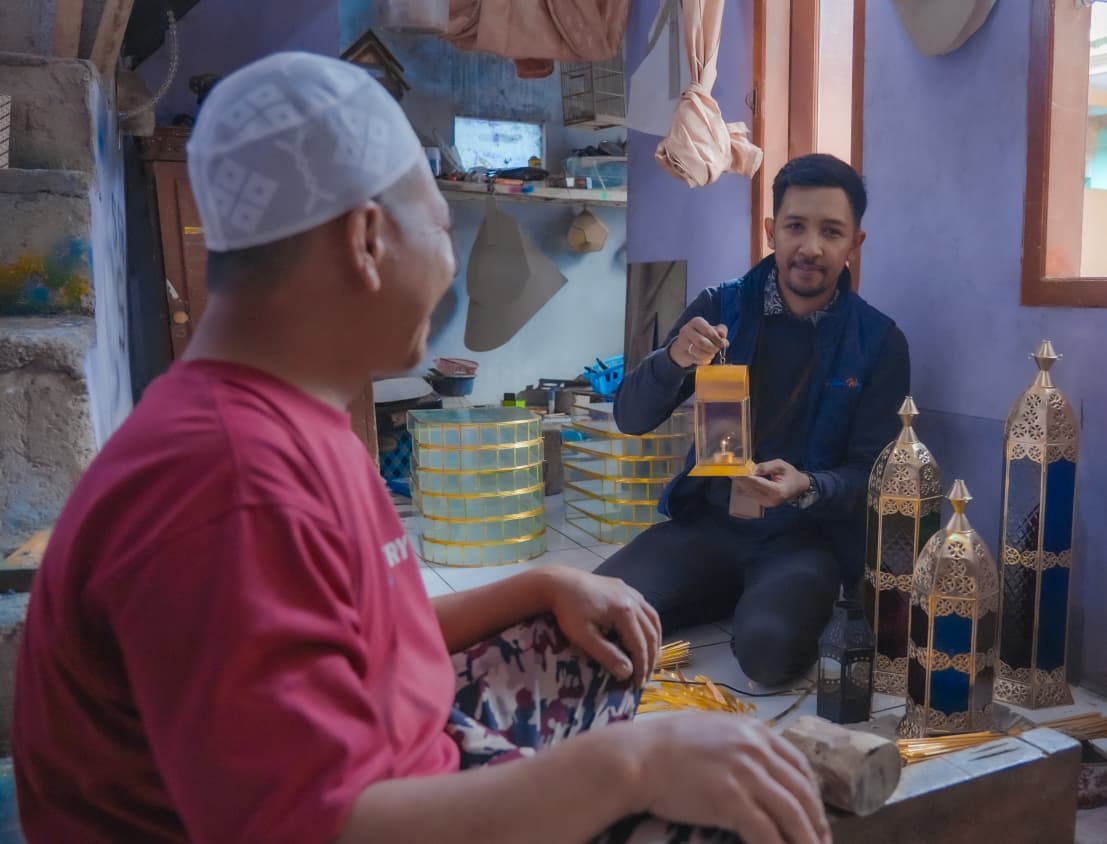 Petugas BRI tinjau perajin lampu Gentur di Cianjur