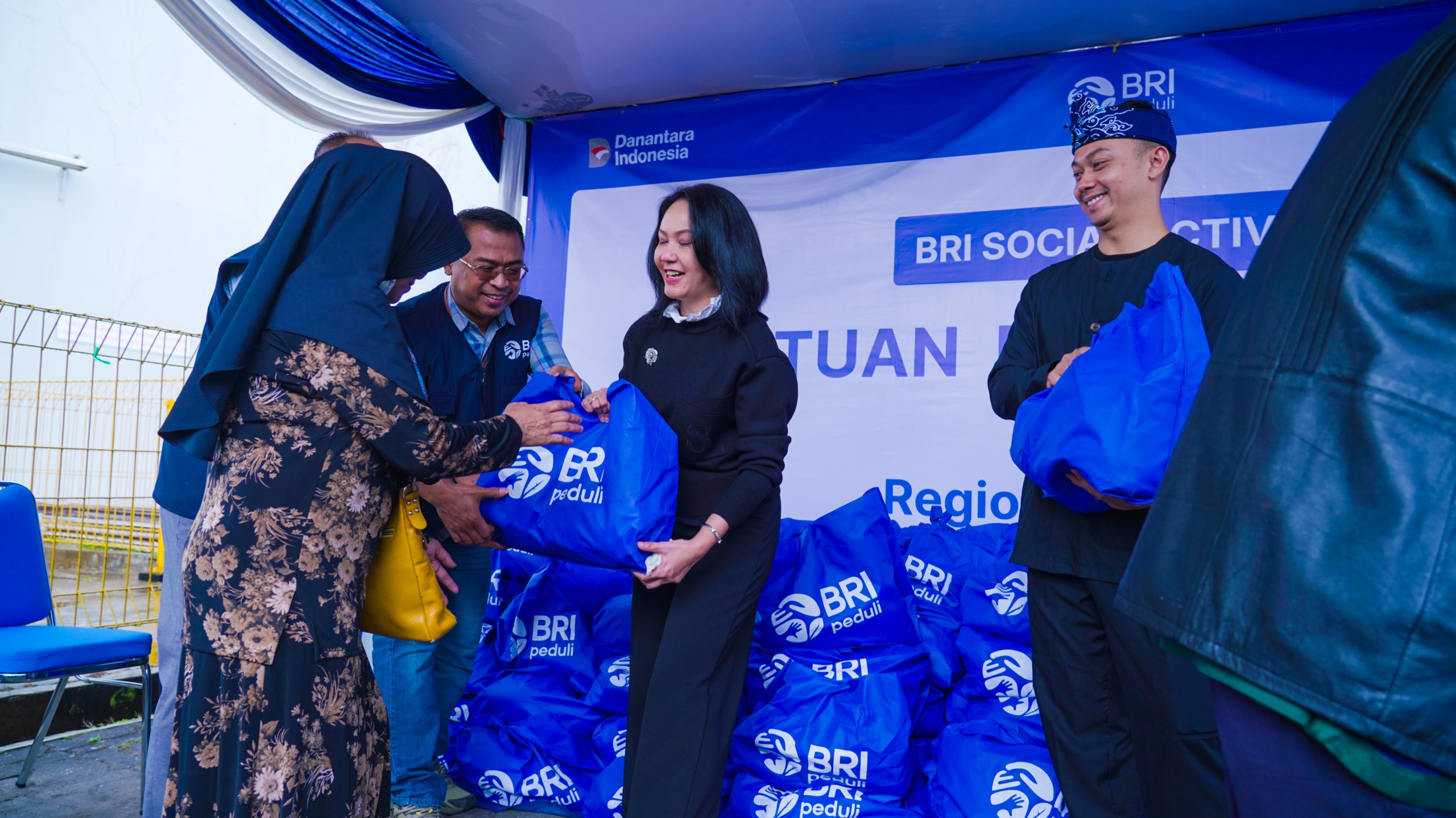 BRI Region 9 berbagi sembako di Braga